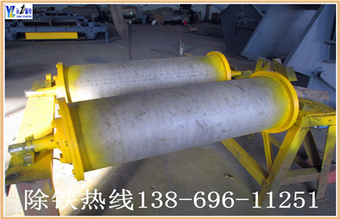 1.干式永磁滾筒采用人民共和國機械工業(yè)標準“JB / 7895-1999”,采用稀土復(fù)合磁性系統(tǒng),并采用高強度膠(J-39)粘結(jié)和環(huán)氧灌注,磁性表面用不銹鋼加強膠膠掛膠,不脫落.氣缸兩端的密封墊圈涂有塑料密封,確保無水;整體采用先進的技術(shù)和合理的結(jié)構(gòu).經(jīng)過特殊設(shè)計,使的磁場強度分布更為合理,分選效果更明顯. 2.此碎鋼磁選機永磁筒體機身通過特殊設(shè)計,不易堵塞材料,運行材料.通過半逆流類型.